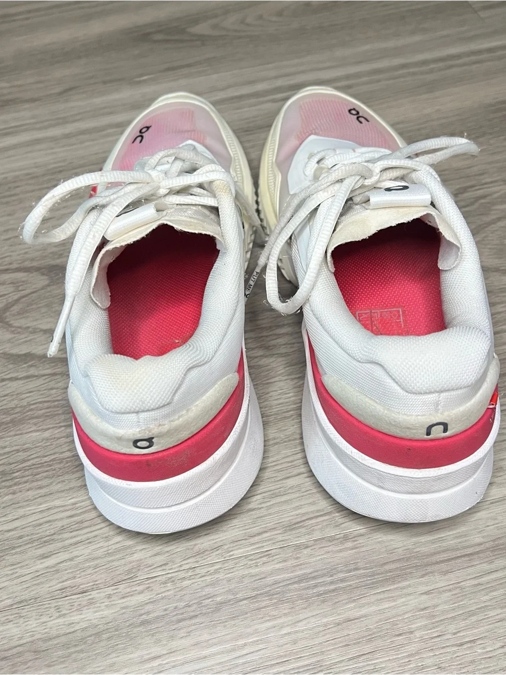 On Brand The Roger Pro 2 Federer White/Pink OC Sneakers Women's Sz 9 *Tiny Flaws